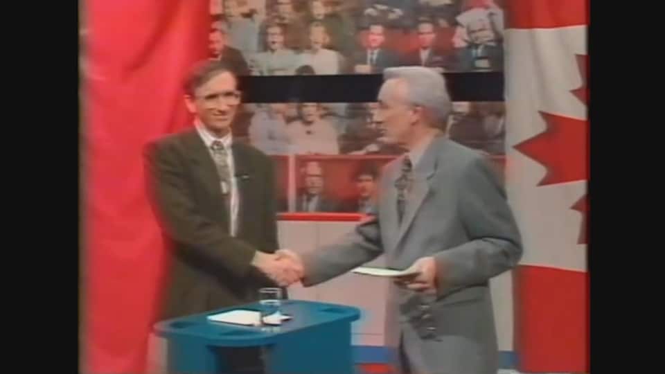 Gerry Rochon serre la main de l'animateur Gilles Gougeon.