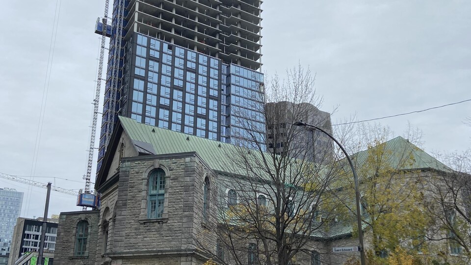 Une église et un édifice en chantier.