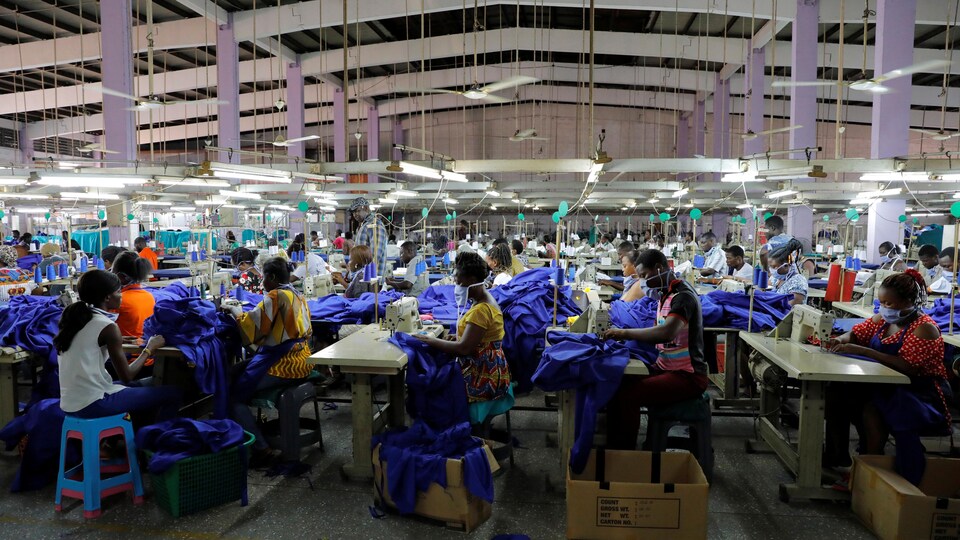 Des travailleurs d'une usine produisent de l'équipement de protection personnel.
