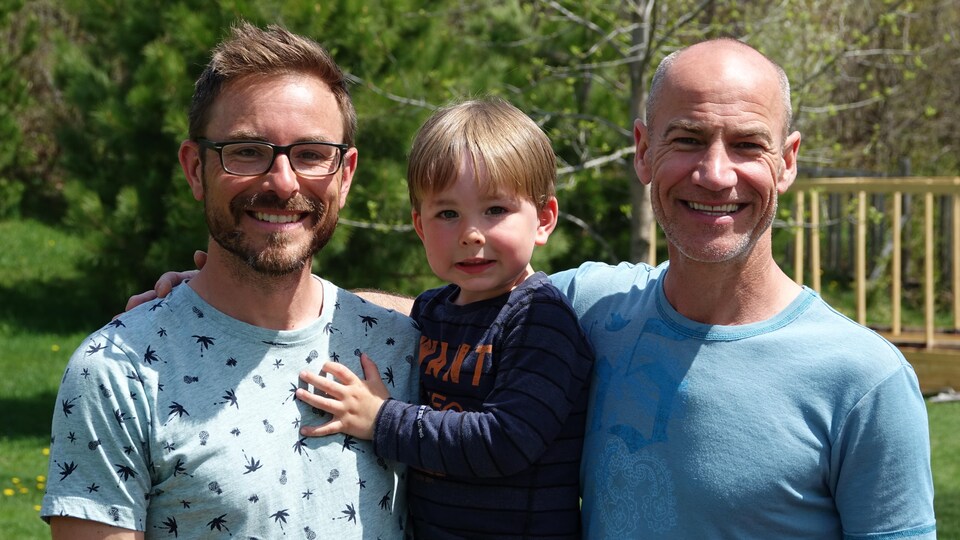 Deux papas avec un enfant