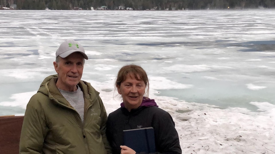 M. Chouinard et Mme Ouellet devant le lac.