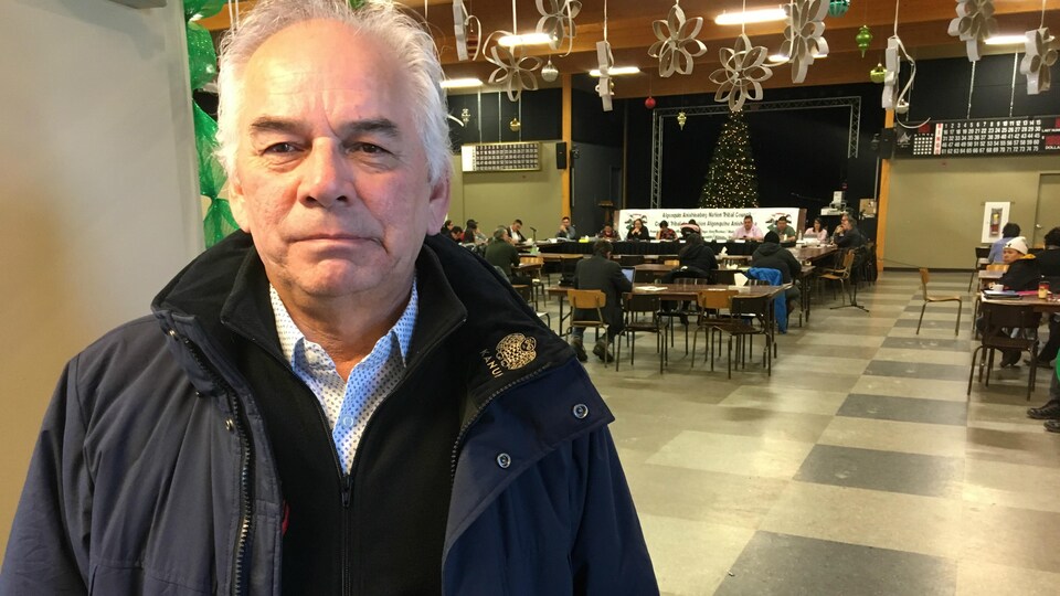 Ghislain Picard pose pour la caméra dans une salle communautaire.