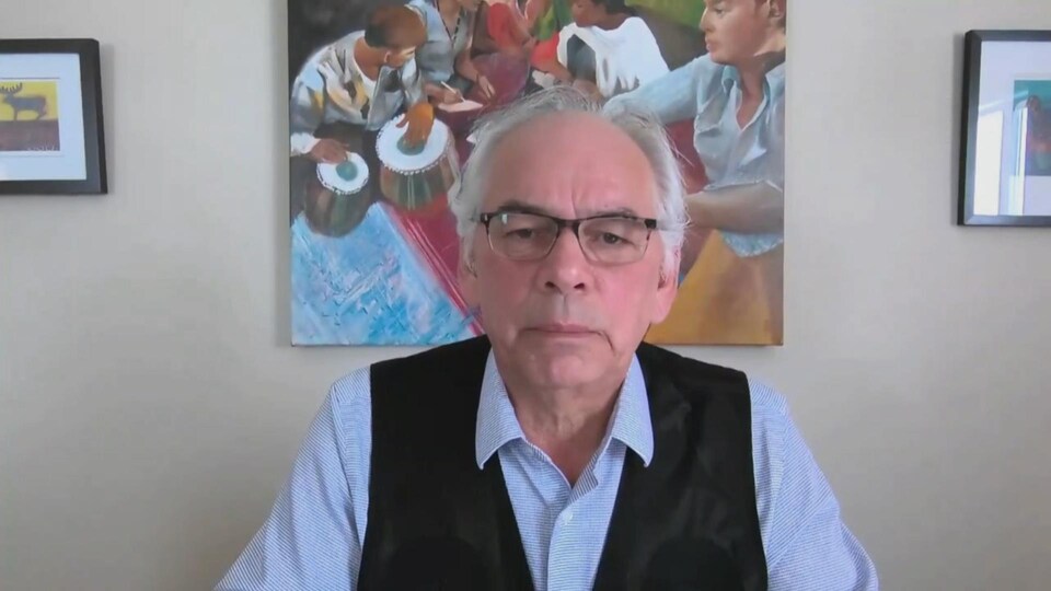 Un homme accorde une entrevue par visioconférence.