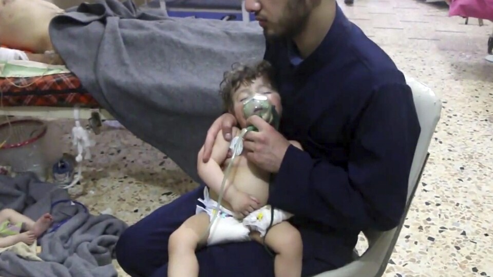 Un travailleur médical donne de l'oxygène à un enfant.