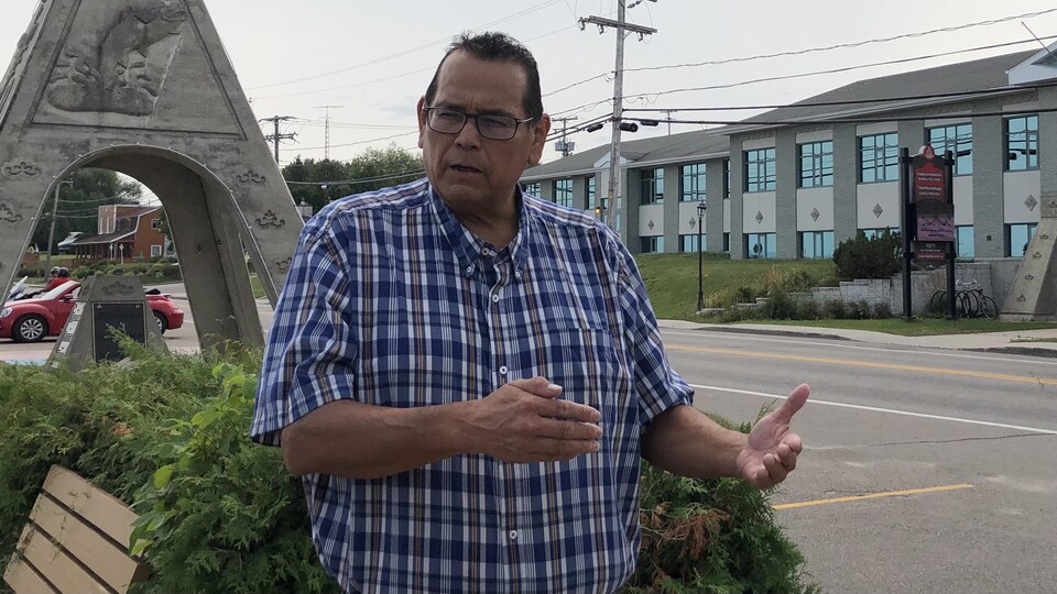 Le chef du conseil de bande de Mashteuiatsh, Gilbert Dominique, accorde une entrevue à Radio-Canada.
