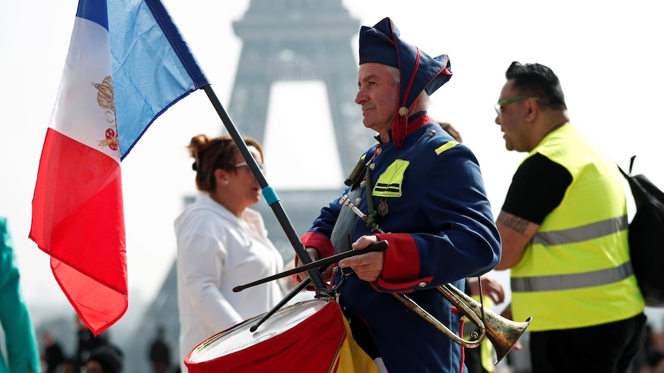 Mobilisation des gilets jaunes : calme relatif à Paris, tensions à Nice Mobilisation des gilets jaunes : calme relatif à Paris, tensions à Nice