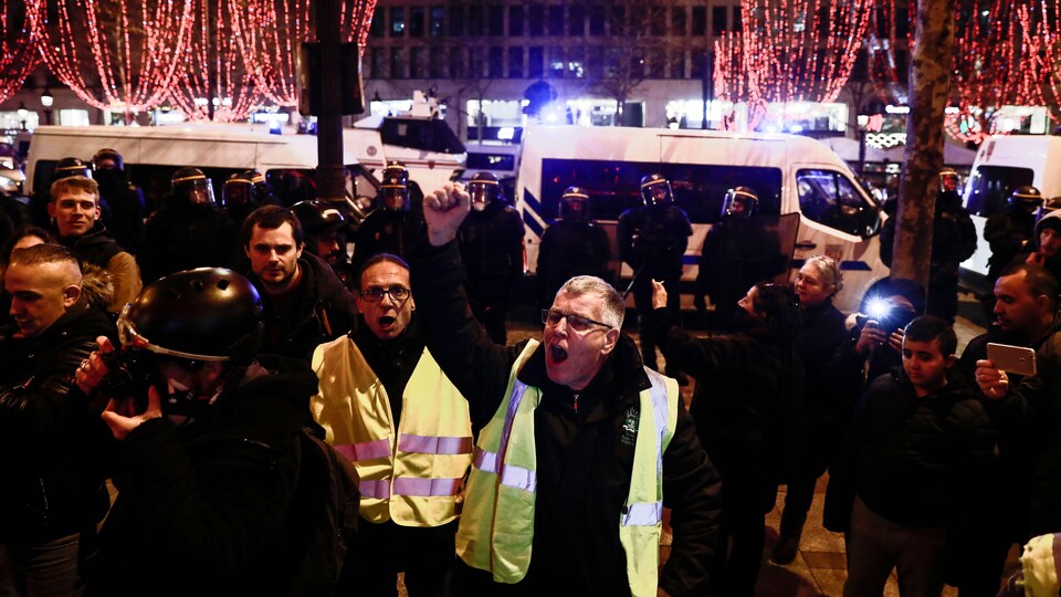 Quelques gilets jaunes manifestent à Paris.