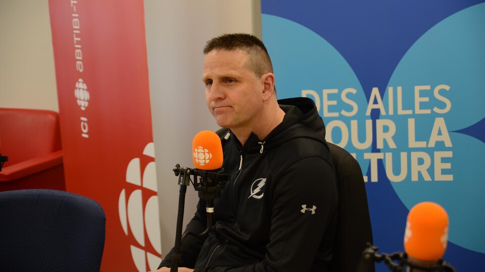 Gilles Bouchard accorde une entrevue dans nos studios d'ICI Première.