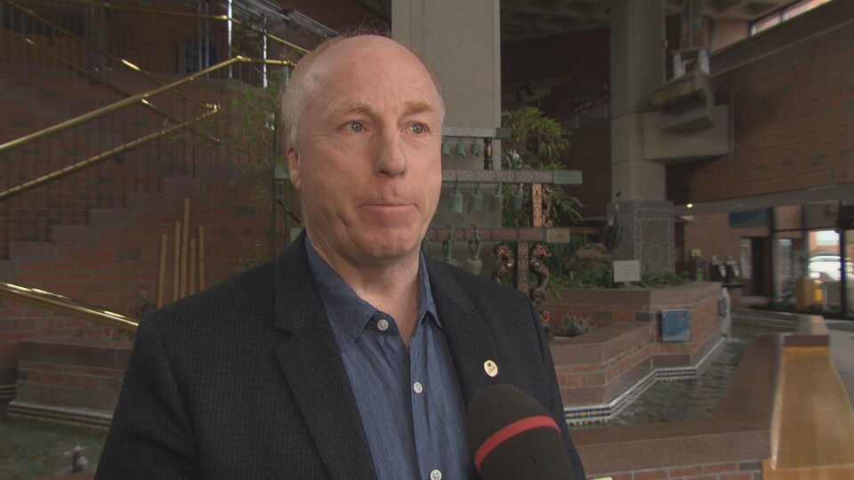 Gilles Chagnon donne une entrevue à Radio-Canada à la Maison du citoyen.