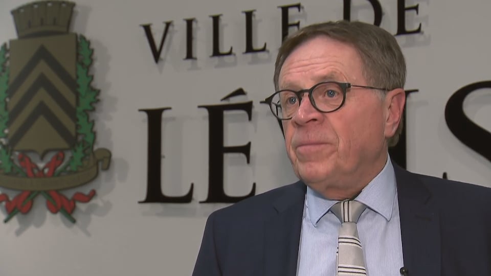 Gilles Lehouillier, maire de Lévis, en entrevue à l'hôtel de ville