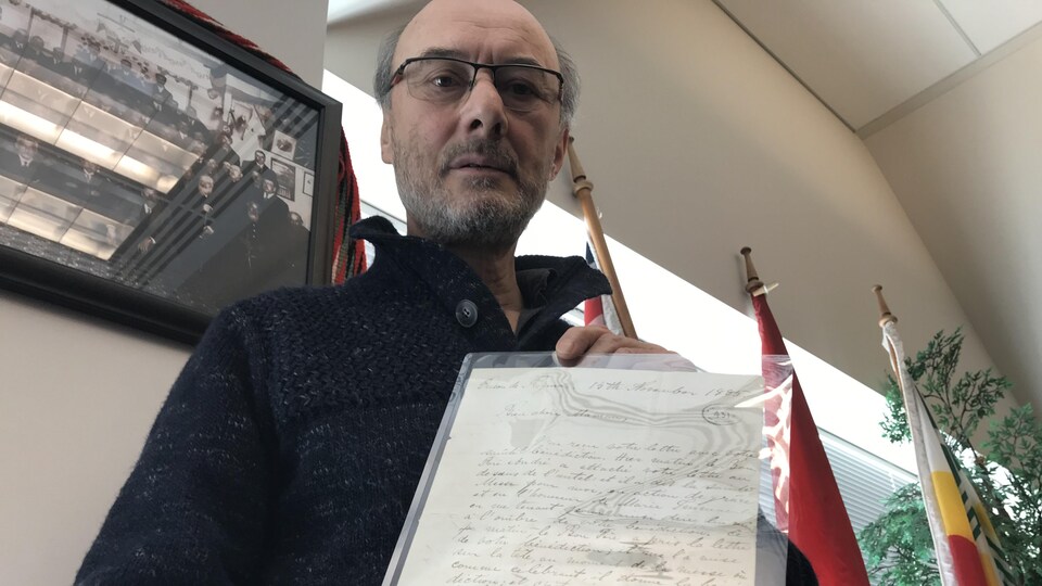 Un homme tient une lettre