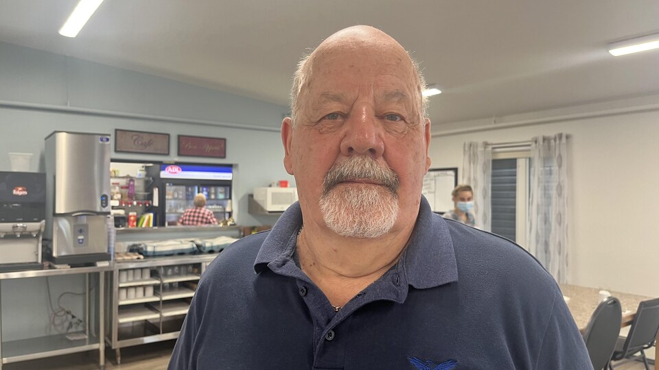 Gilles Painchaud pose pour la photo à l'intérieur de la résidence Le Chez-Nous.
