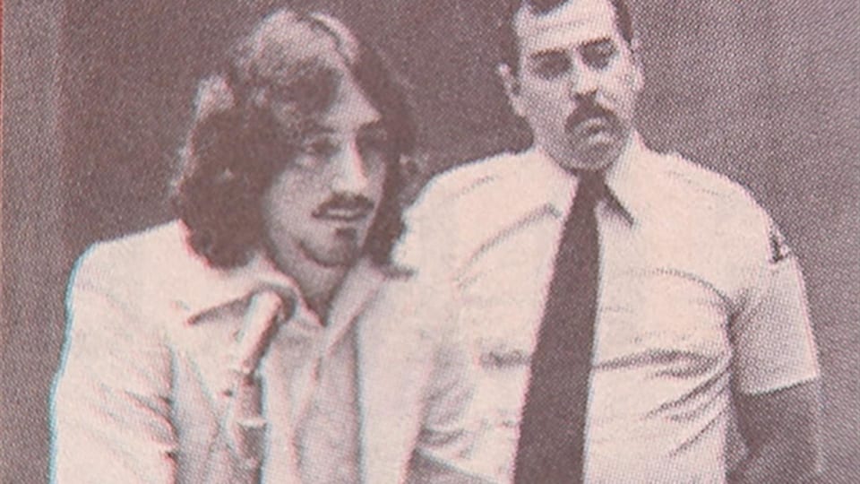 Image d'archives de Gilles Pimparé, condamné pour le meurtre sordide de deux adolescents, qu'on voit à côté d'un constable.