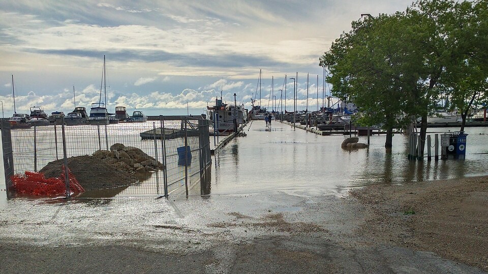 L'eau a envahi un quai de Gimli le 26 juin 2022.