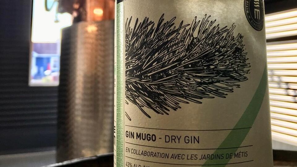Bouteille de gin Mugo.