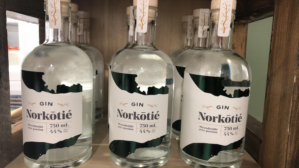 Des bouteilles de gin Norkotié sur une tablette.