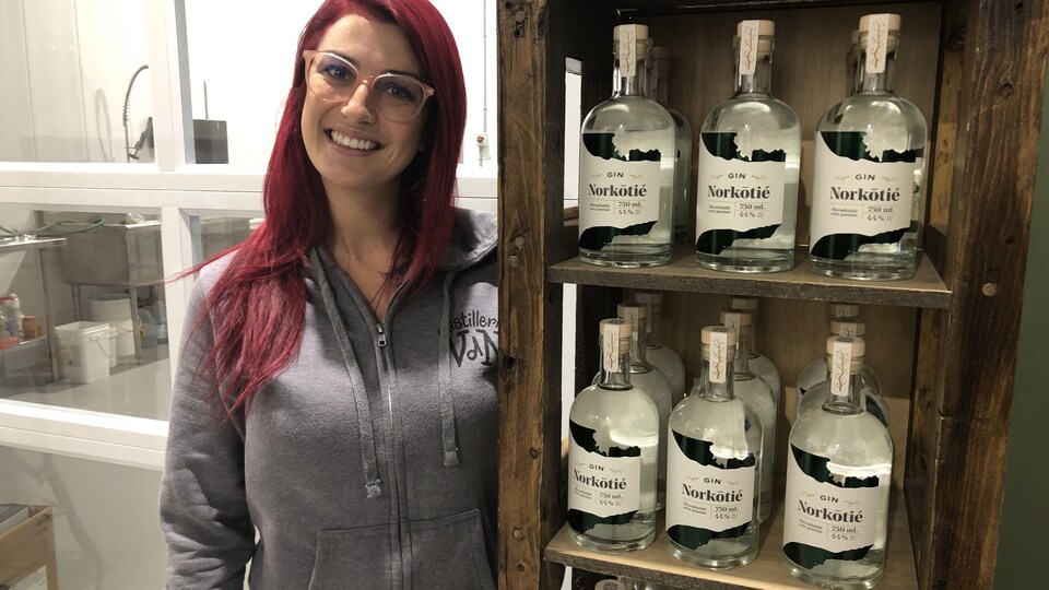 Cathrine Blié à côté de bouteilles de gin