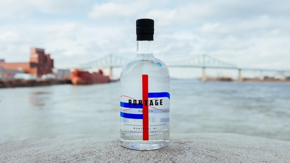 Un bouteille de gin est placée devant le pont Jacques-Cartier.