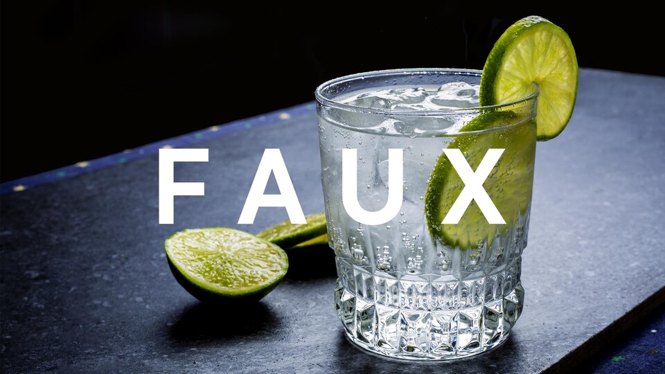 Un verre de gin-tonic agrémenté d'une lime
