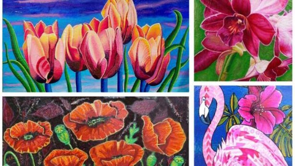Quatre tableaux colorés représentent un flamant rose et des fleurs. 