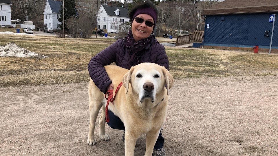 Ginette Harvey a pris une marche ce matin au parc de pionniers de Baie-Comeau en compagnie de son chien.