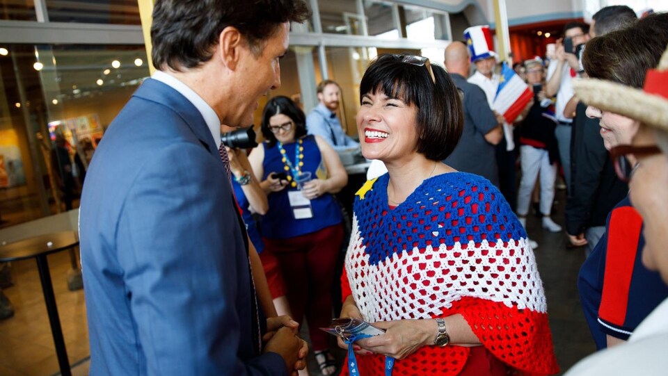 Ginette Petitpas Taylor habillée aux couleurs de l'Acadie avec Justin Trudeau.