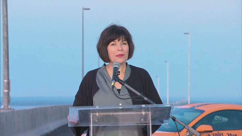 Ginette Petitpas Taylor sur le pont de la confédération