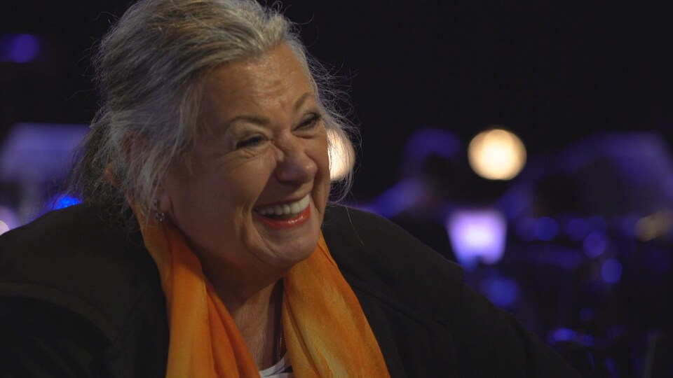 La chanteuse Ginette Reno souriant, en entrevue.