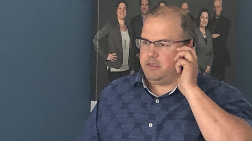 Le maire de Grande-Rivière, Gino Cyr, parlant au téléphone