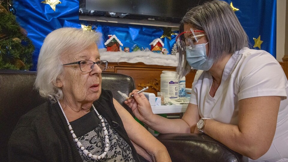 Gisèle Lévesque se fait vacciner par une infirmière.