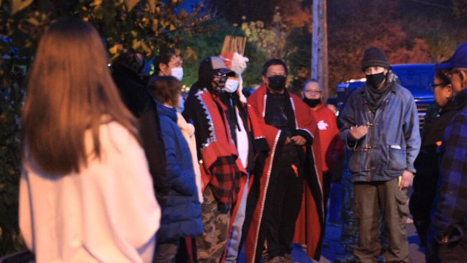 Des membres de la communauté Gitxsan regroupés dans le nord de la Colombie-Britannique.