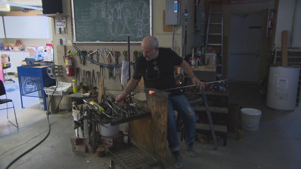 Giuseppe Benedetto au travail dans son atelier.