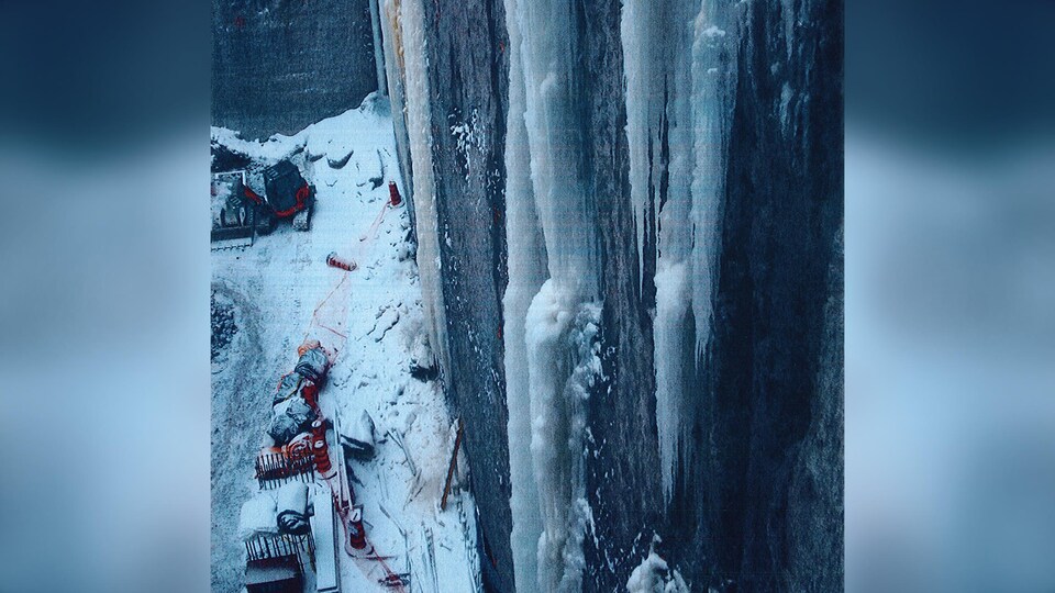 Chantier avec un mur de glace