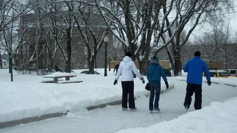 Des patineurs au centre-ville de Rivière-du-Loup.