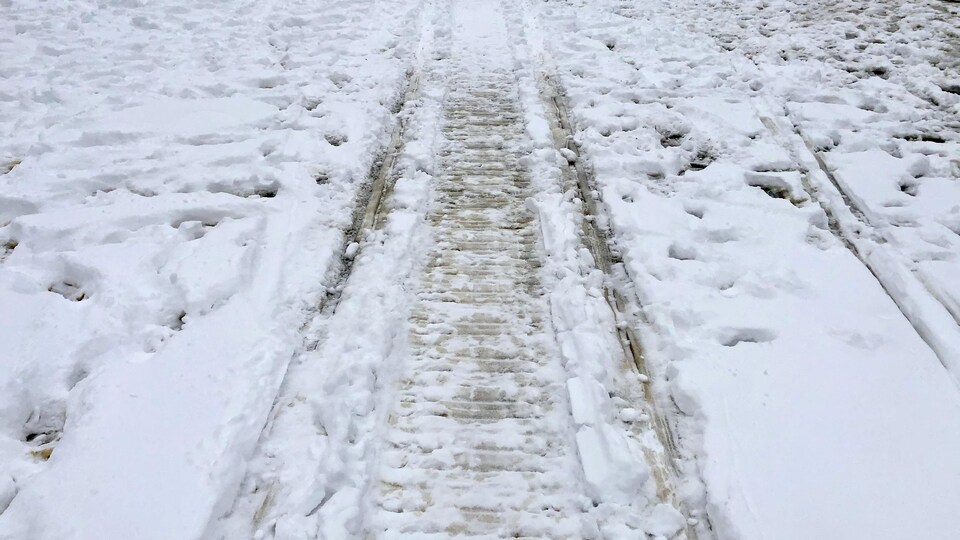 Des traces de motoneige sur de la glace.