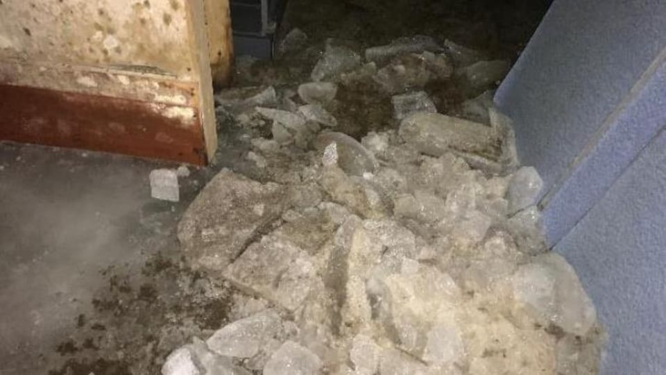 Des amas de glace dans le sous-sol d’une église