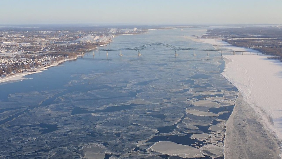 Vue aérienne de la glace nouvelle et grise dans le fleuve Saint-Laurent près de Trois-Rivières, le 9 janvier 2020.