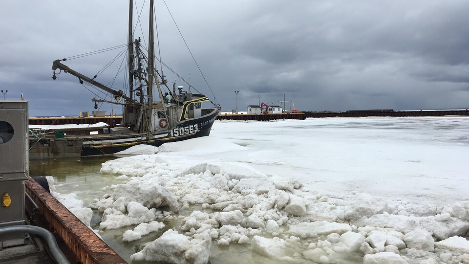 Un bateau prisonnier des glaces au quai de Caraquet.
