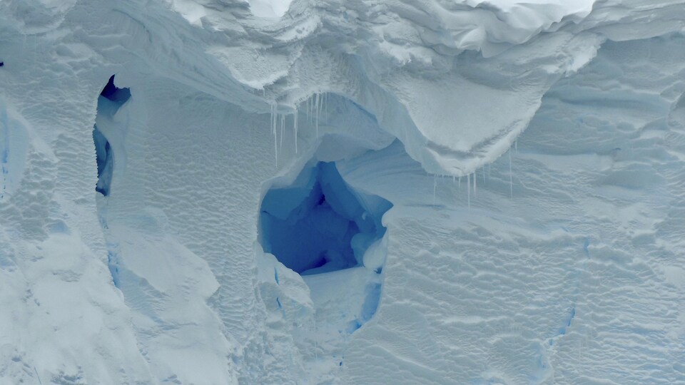 Vue rapprochée d'un trou du glacier.