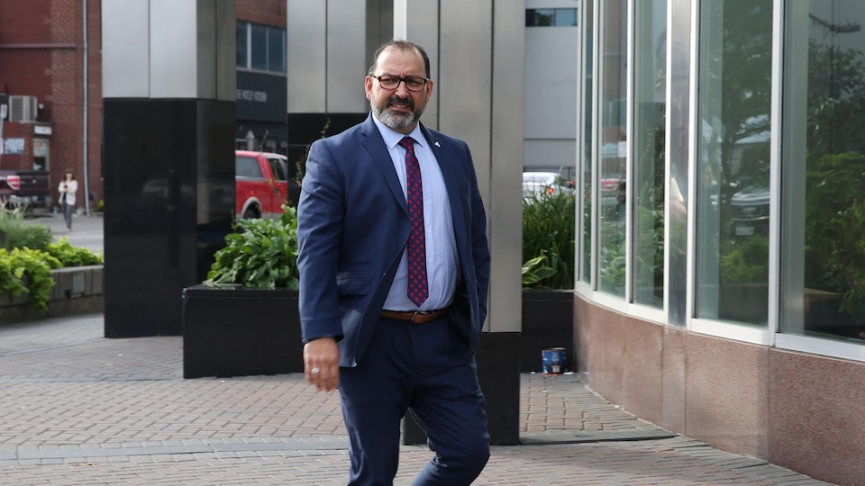 Glenn Thibeault marche dehors.