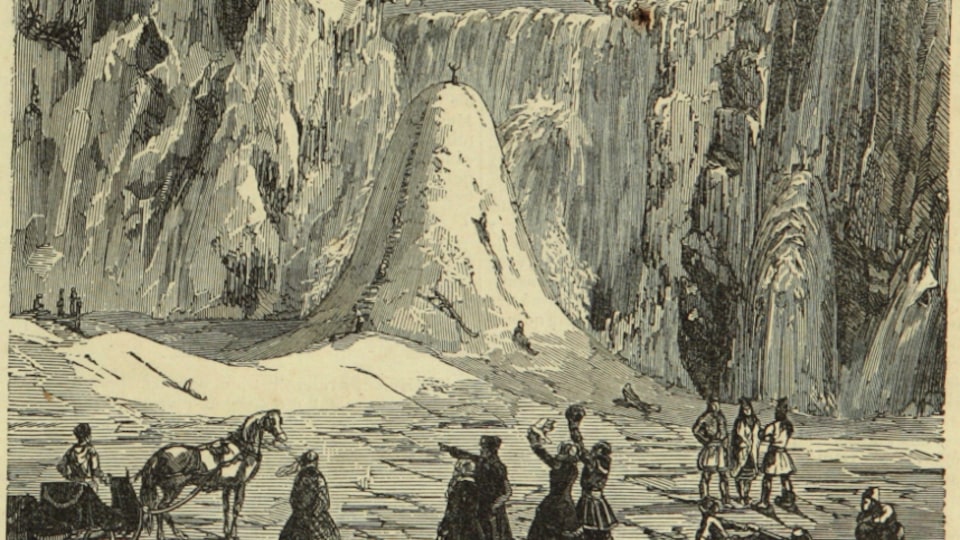 Des curieux regardent des glisseurs téméraires dévaler le pain de sucre de la chute Montmorency au 19e siècle
