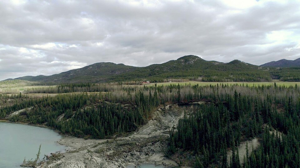 Un glissement de terrain dû à la fonte du pergélisol près de Whitehorse.