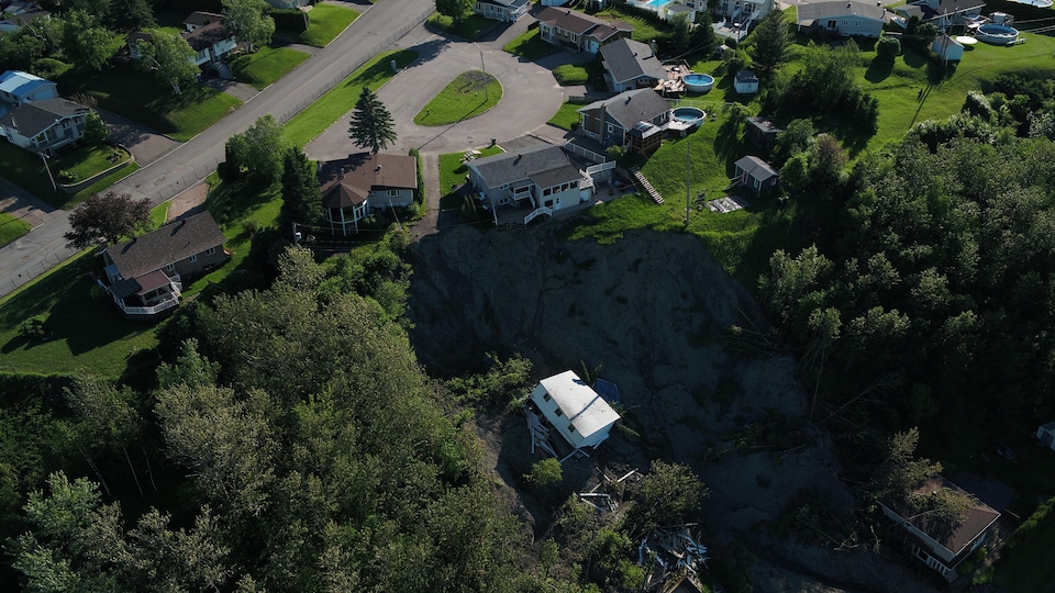 Une photo a été prise par un drone dans le secteur où s'est produit le glissement de terrain à La Baie.
