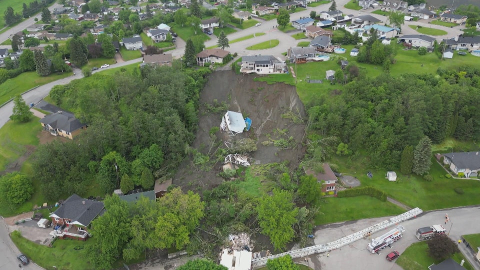 Image aérienne d'un glissement de terrain à La Baie.