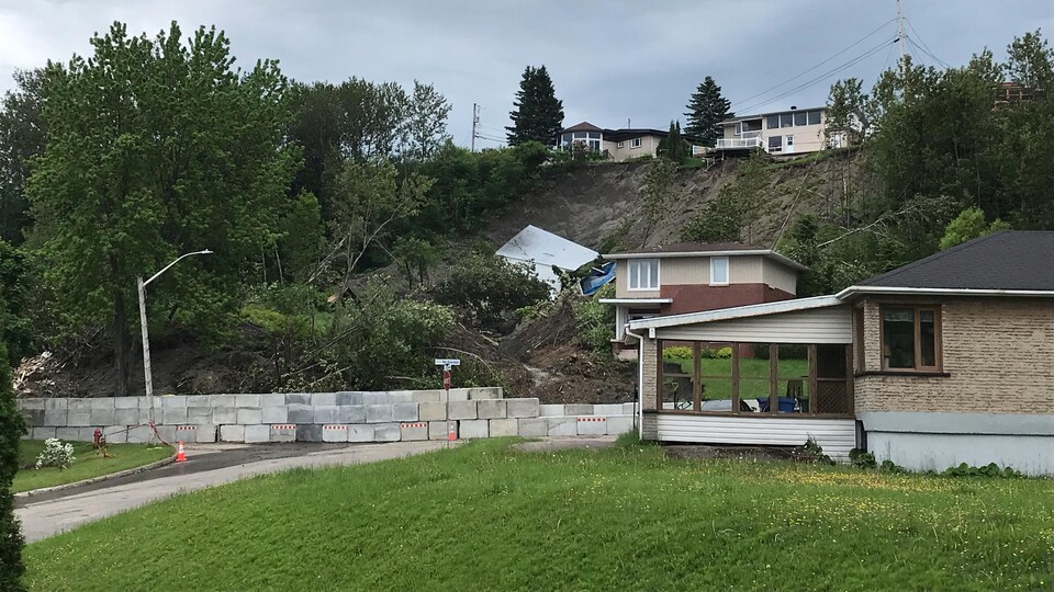 Un glissement de terrain derrière une maison.