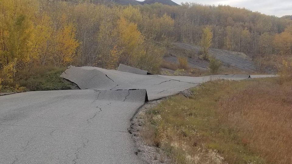 La route asphaltée est retroussée.
