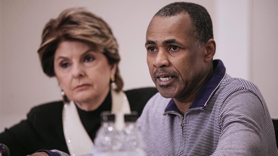 Gary Dennis, assis avec son avocate Gloria Allred, parle de la vidéo qu'il a trouvée sur R.Kelly