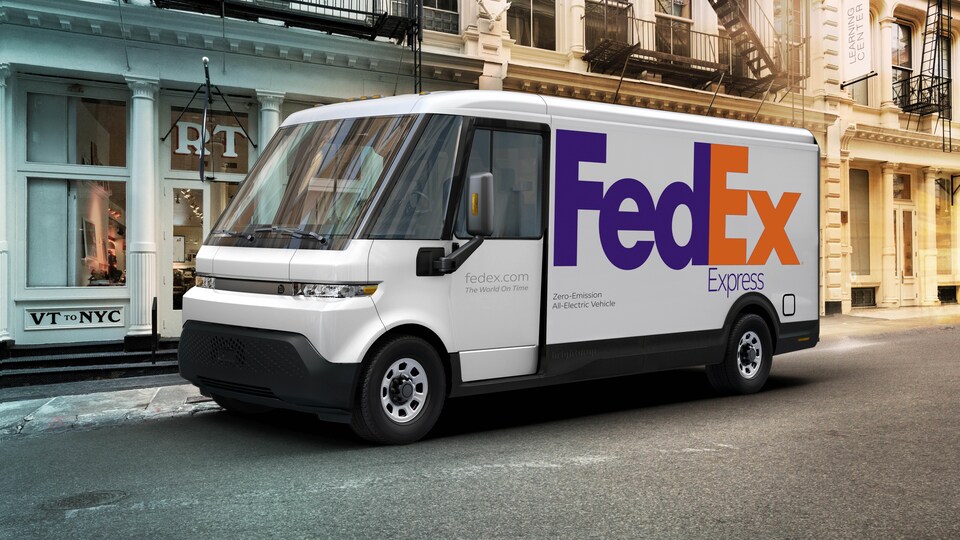 Un véhicule blanc avec le logo de FedEx sur le côté.