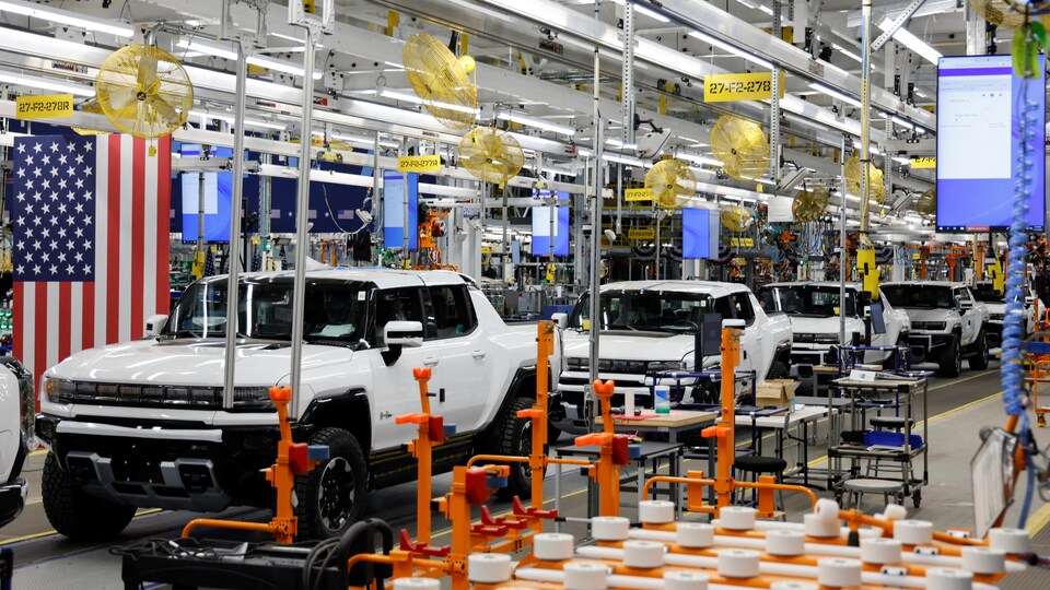 Plusieurs véhicules sont en ligne sur une chaîne de montage dans une usine de véhicules de GM, à Détroit, au Michigan.