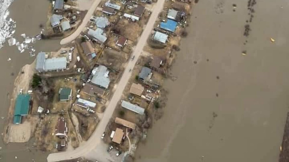 Photo aérienne de l'inondation de Fort Simpson publiée sur les réseaux sociaux par le Fort Simpson Bulletin, le 9 mai 2021.